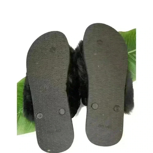 𝅺ALEXIS Black Soft Faux Fur Flip Flops Sandals - Picture 6 of 6